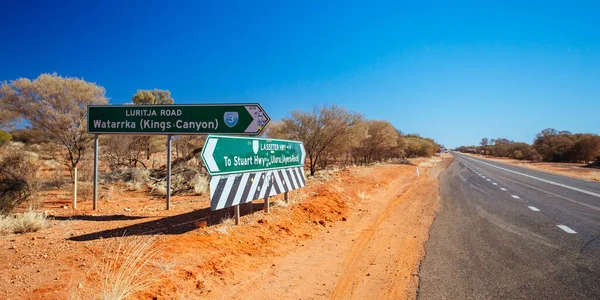 Uluru Road Zaloguj się Outback Australia — Zdjęcie stockowe