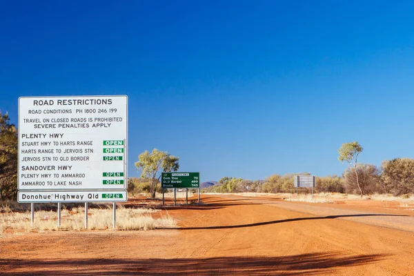 Segnaletica di avvertimento su Plenty Hwy in Australia — Foto Stock