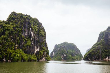 Vietnam 'da Fırtına Ha Long Körfezi