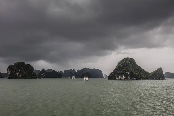 Stormy Ha Long Bay στο Βιετνάμ — Φωτογραφία Αρχείου