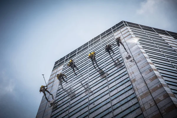 Lavadoras de ventanas de gran altura en Singapur — Foto de Stock