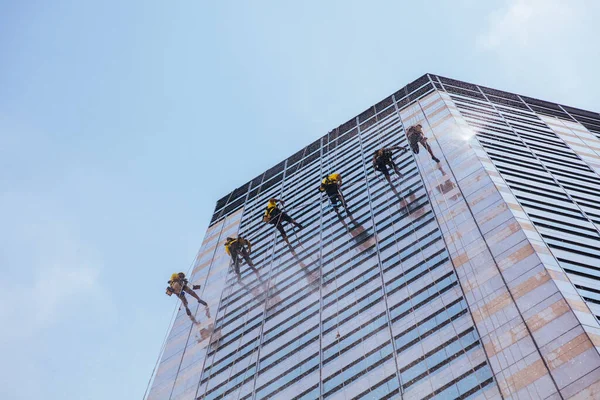 Lavadoras de ventanas de gran altura en Singapur — Foto de Stock