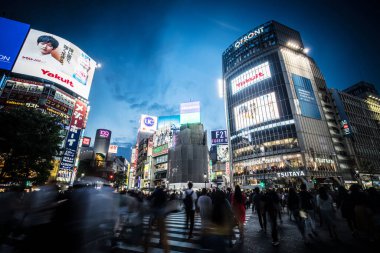 Shibuya Tokyo 'yu geçiyor.