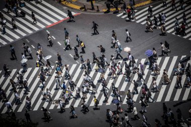 Shibuya Tokyo 'yu geçiyor.