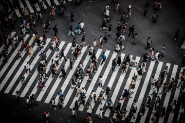 Shibuya Tokyo 'yu geçiyor.
