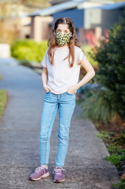 Sokakta Kız Poz Veriyor