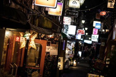 Tokyo 'daki Shinjuku Altın Gai Geçidi.