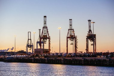 Kargo Turnaları Alacakaranlıkta