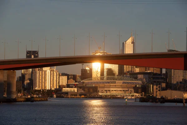 Bolte Bridge and Skyline at Dusk in Melbourne — Stock Photo, Image
