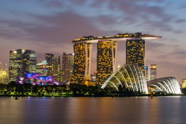 Singapur Skyline Gece Görünümü
