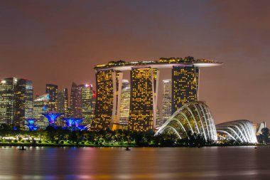 Singapur Skyline Gece Görünümü