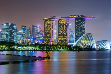 Singapur Skyline Gece Görünümü