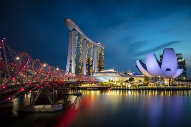 Alacakaranlık 'taki Marina Körfezi' ne bak.