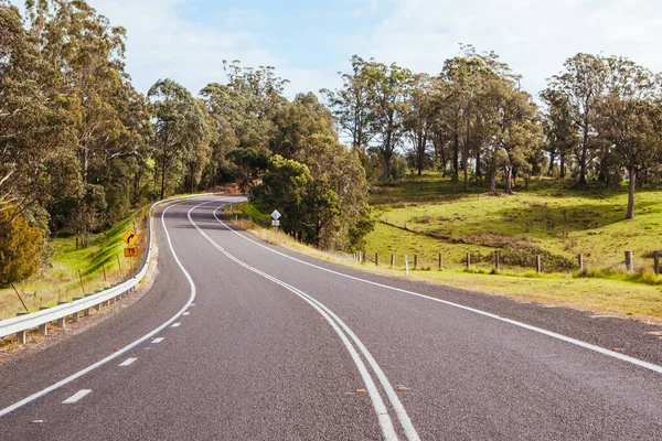 Winding Australian Road cerca de Bega — Foto de Stock