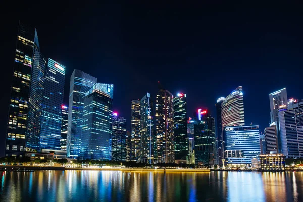 Vista del centro de la noche en Singapur — Foto de Stock