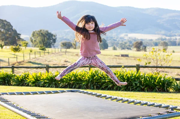 Crianças em um trampolim na Austrália — Fotografia de Stock