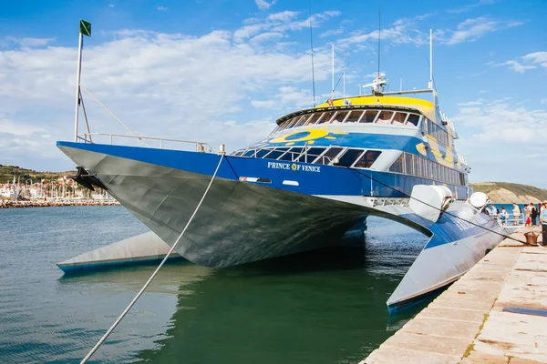 Marina Izola-valobran in Slovenië — Stockfoto