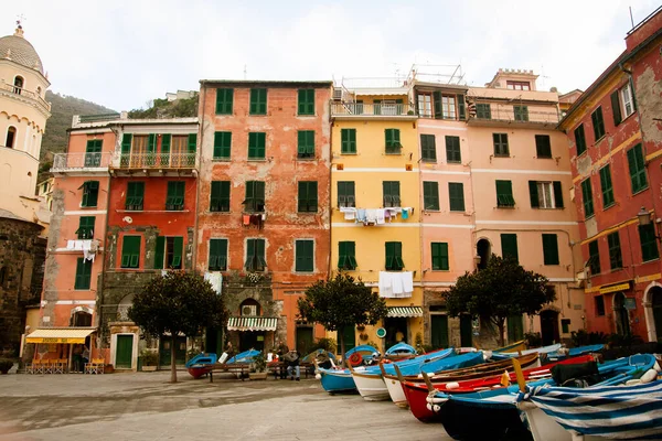 Barcos amarrados en Vernazza Italia — Foto de Stock