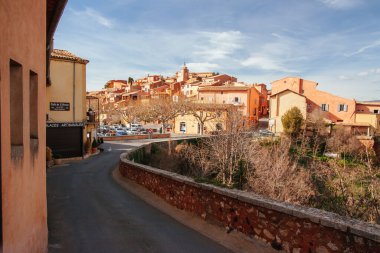 Fransa 'daki renkli Roussillon Binaları