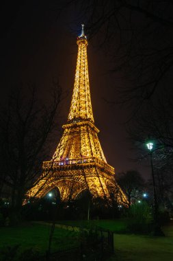 Fransa 'daki Eyfel Kulesi' ne doğru bak.