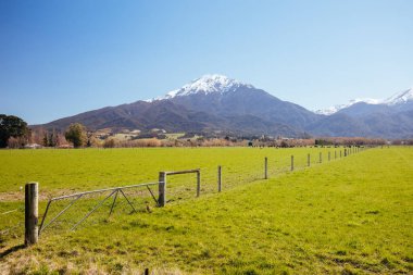Yeni Zelanda 'daki Staveley Çevresi Manzarası