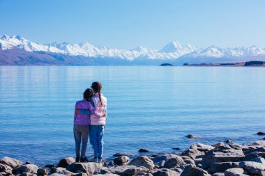 Yeni Zelanda 'da Aoraki Dağı aşçısı ve Pukaki Gölü.