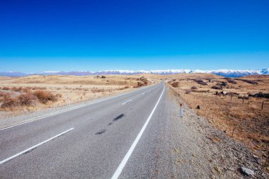 Pukaki Gölü Yeni Zelanda 'da Araba Kullanıyor