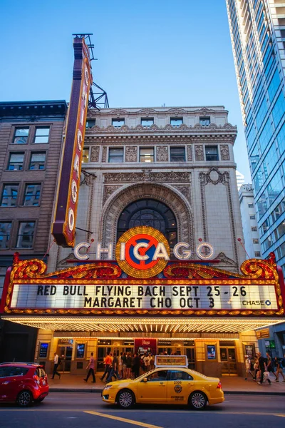 Чикагский театр ночью в США — стоковое фото
