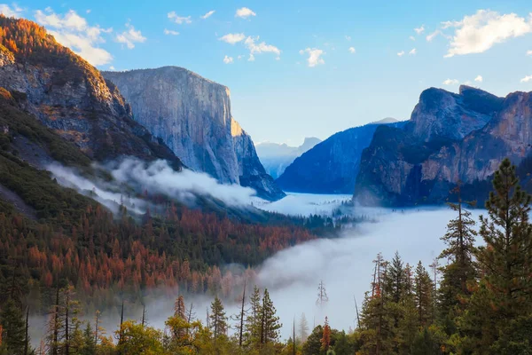 Valle de Yosemite desde Tunnel View en Estados Unidos — Foto de Stock