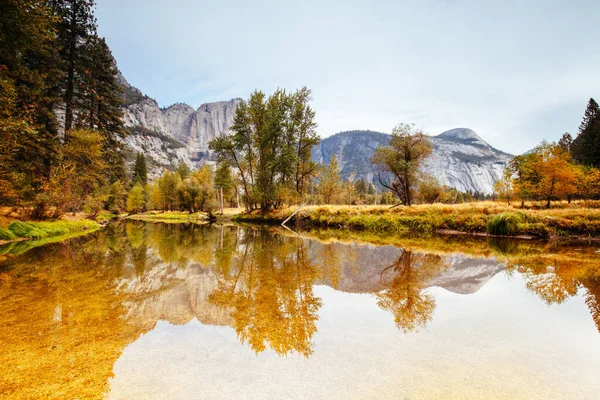 Valle de Yosemite y Meadows en Estados Unidos — Foto de Stock