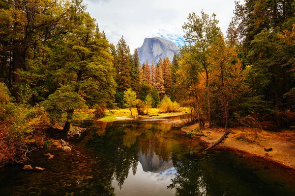 Valle de Yosemite y Meadows en Estados Unidos — Foto de Stock