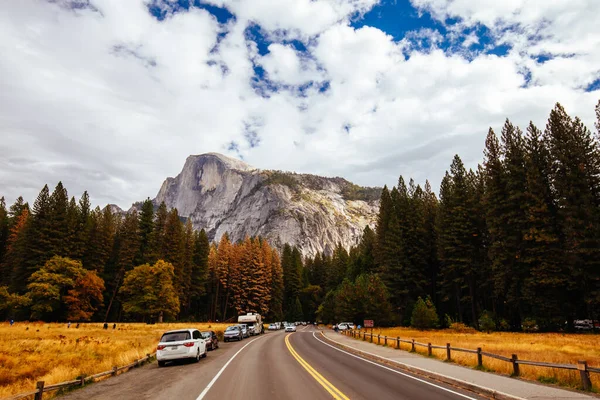 Valle de Yosemite y Meadows en Estados Unidos — Foto de Stock