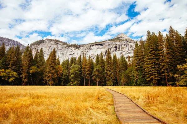Yosemite Valley e Meadows negli Stati Uniti — Foto Stock