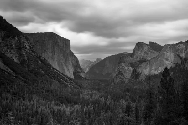 Valle de Yosemite desde Tunnel View en Estados Unidos — Foto de Stock