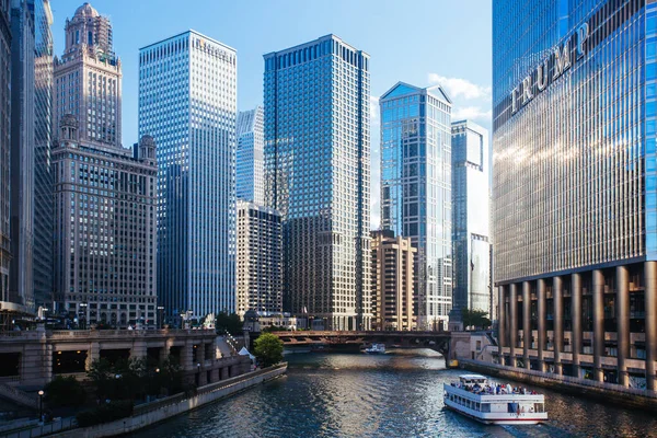 Vista de Chicago River Skyline en Illinois EE.UU. — Foto de Stock