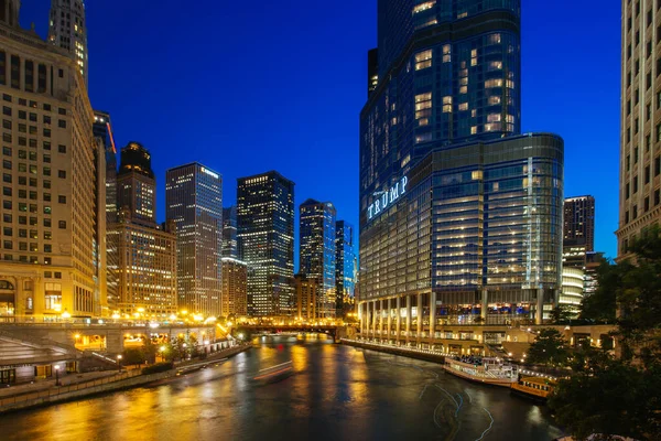 Vista de Chicago River Skyline en Illinois EE.UU. — Foto de Stock