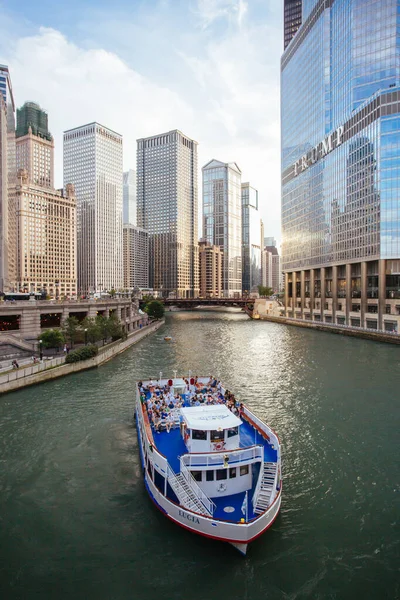 芝加哥河天际线和特朗普塔 — 图库照片