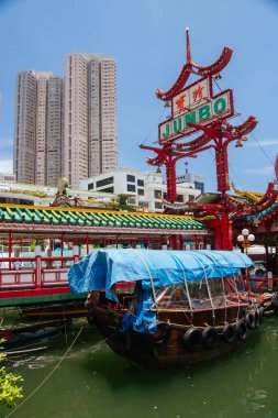 Jumbo Hong Kong 'da yüzüyor.