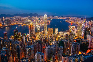 Alacakaranlıkta Hong Kong Skyline