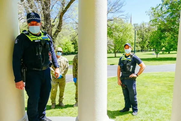 コロナウイルス流行中のメルボルン警察パトロール — ストック写真