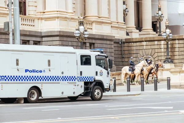 Патруль полиции Мельбурна во время пандемии коронавируса — стоковое фото