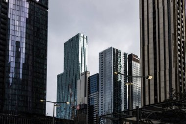MELBOURNE, AUSTRALYA - 16 Ağustos 2025: ABeckett Şehir Meydanı çevresindeki binalar Melbourne, Victoria, Avustralya 'da Swanston Caddesi yakınlarında güneşli bir kış öğleden sonra