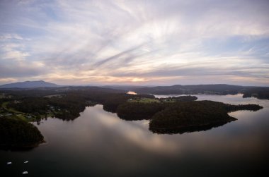 Güney Sahili Yeni Güney Galler 'de gün batımında Narooma yakınlarındaki ünlü Wagonga Körfezi' nin hava manzarası.
