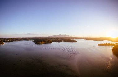 Güney Sahili Yeni Güney Galler 'de gün batımında Narooma yakınlarındaki ünlü Wagonga Körfezi' nin hava manzarası.