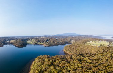 Güney Sahili yakınlarındaki ünlü Wagonga körfezinin havadan görünüşü Yeni Güney Galler, Avustralya