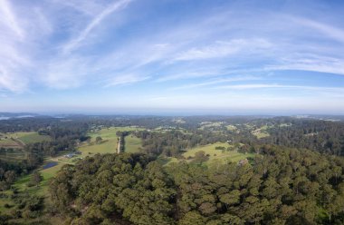 Orta Tilba yakınlarındaki okyanusa ve Yeni Güney Galler 'deki Gulaga Ulusal Parkı' ndaki Bermagui 'ye bakan hava manzarası.