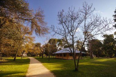 Ünlü Castlemaine Botanik Bahçeleri Castlemaine, Victoria, Avustralya 'da ılık bir bahar öğleden sonra