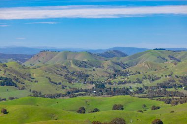 Victoria, Avustralya 'da güneşli bir bahar gününde Murchison Gap Gözcüsü' nden Strath Creek 'in güzel bir manzarası var.