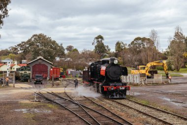 MALDON, AUSTRALYA - 7 Eylül 2025: Victoria, Avustralya 'daki Maldon tren istasyonundaki Victorian Goldfield Demiryolu buharlı motoru