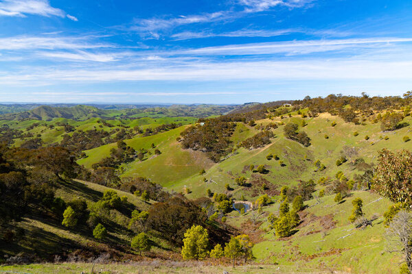 Красивый вид на Strath Creek из Murchison Gap Look в ясный солнечный весенний день в Виктории, Австралия